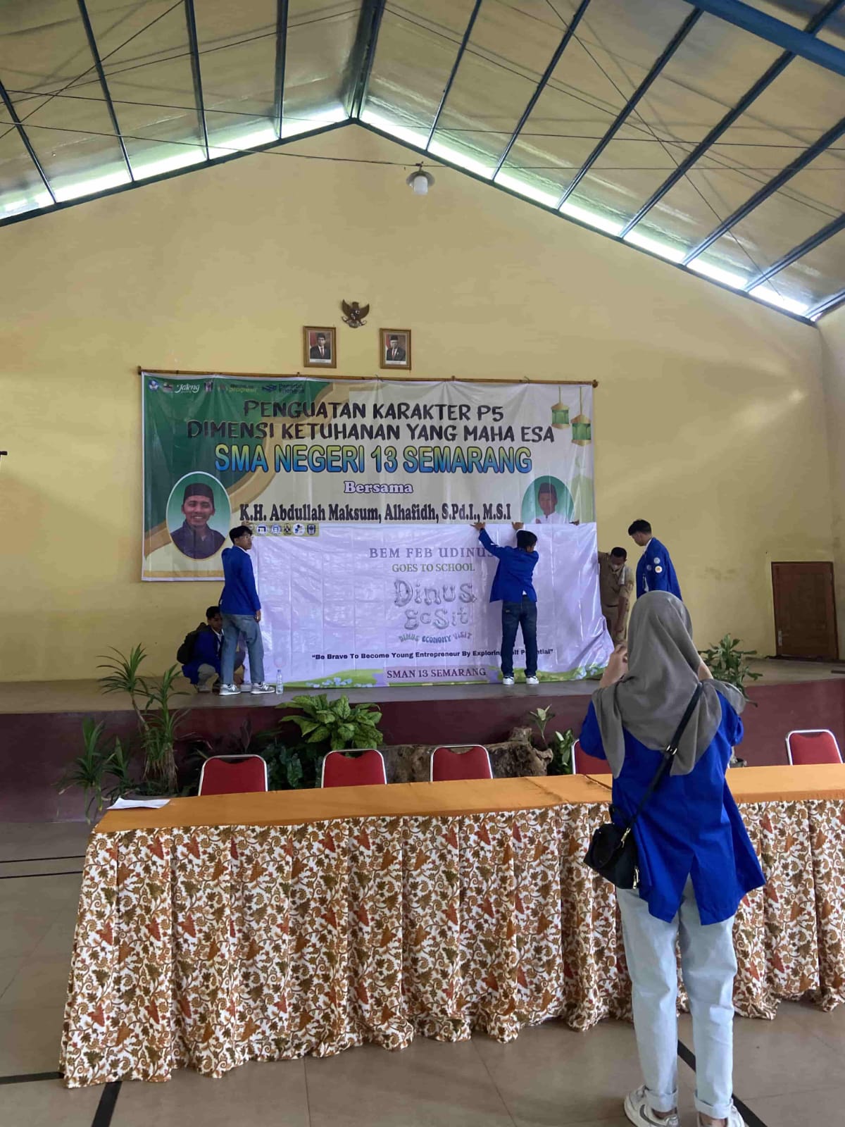 Persiapan Acara di Aula SMA Negeri 13 Semarang 